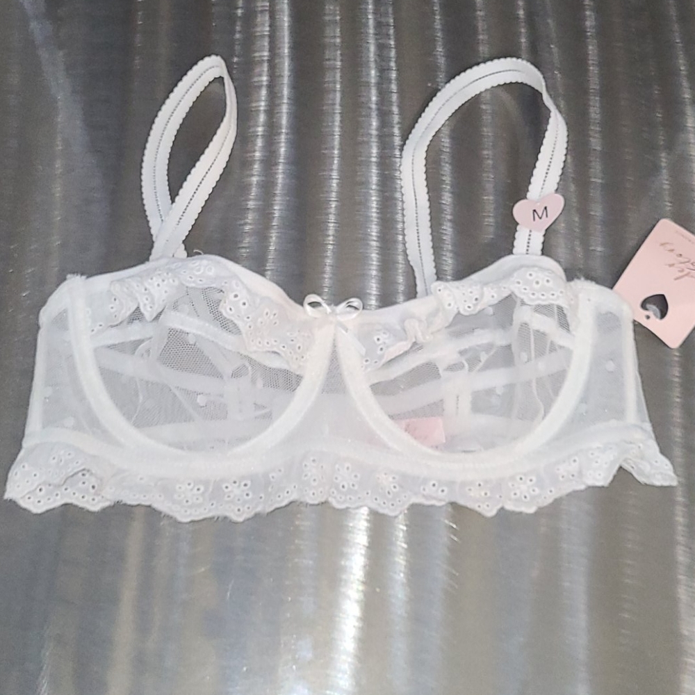 WHITE LACE BRA SIZE MED CAN FIT A SMALL🤍